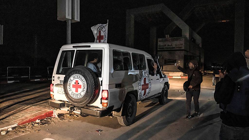 Ein Fahrzeug des Roten Kreuzes mit von der islamistischen Hamas im Gazastreifen freigelassenen Geiseln. Foto: Fatima Shbair/AP/dpa
