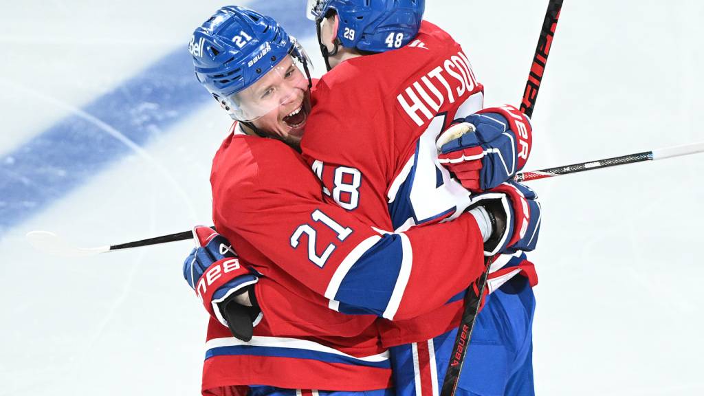 Lane Hutson (rechts) von den Montreal Canadiens feiert mit Kaiden Kuhle den Sieg