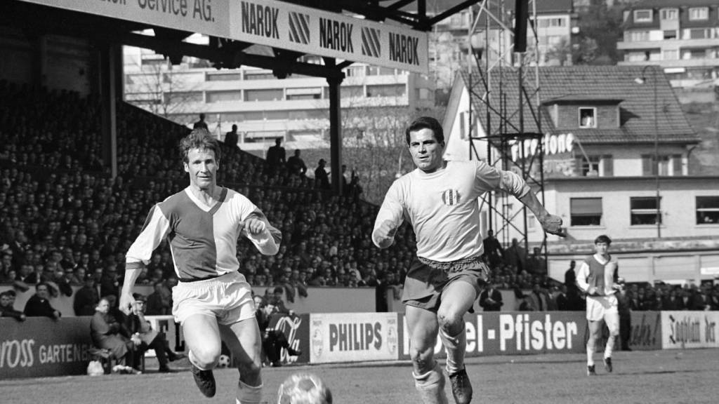 FCZ-Spieler Werner Leimgruber (rechts) im Derby gegen GC aufgenommen am 9. April 1967