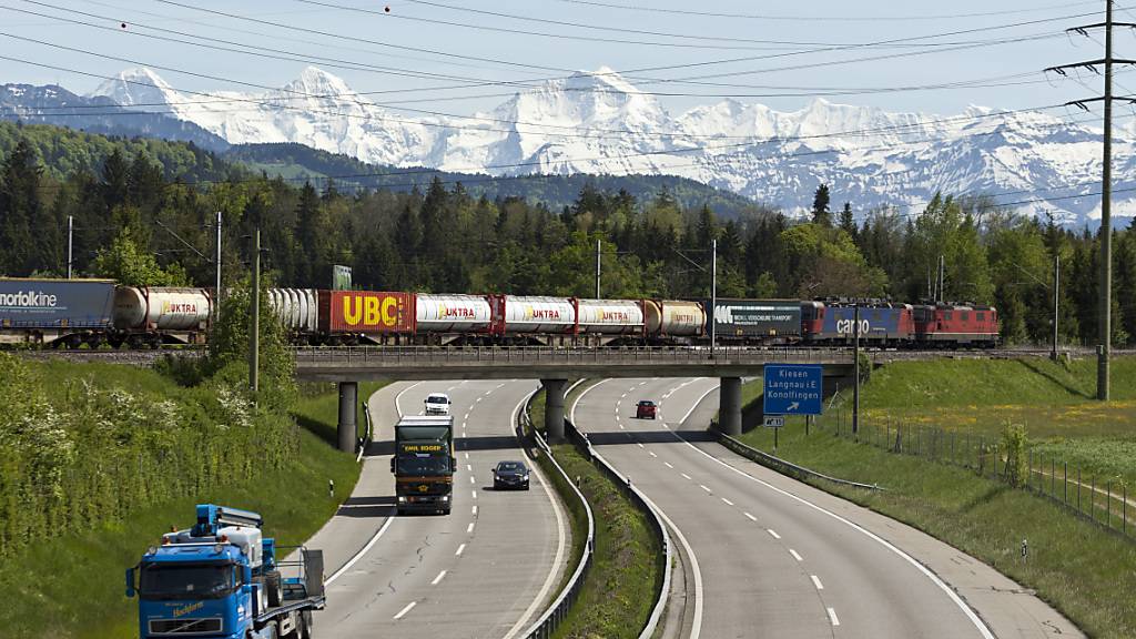 Noch immer durchqueren mehr Lastwagen die Alpen auf der Strasse als gesetzlich festgelegt. Der Bundesrat will nun die Verlagerung auf die Schiene vorantreiben. (Archivbild)