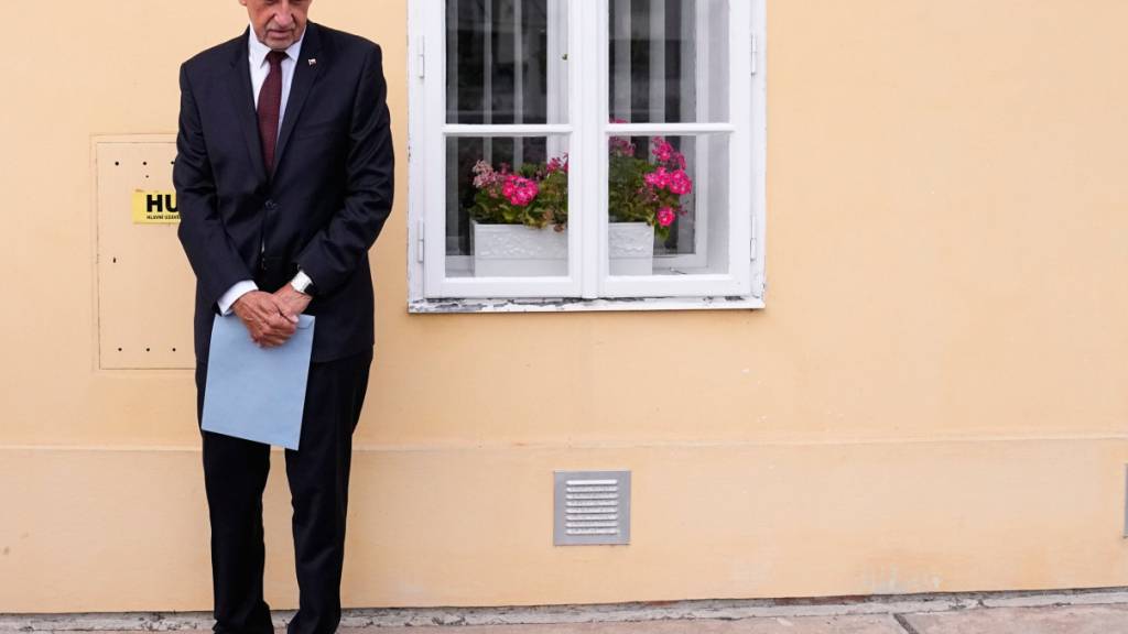 Der tschechische Ministerpräsident Andrej Babi· trifft ein, um bei den Senats- und Kommunalwahlen seine Stimme abzugeben. Foto: Petr David Josek/AP/dpa