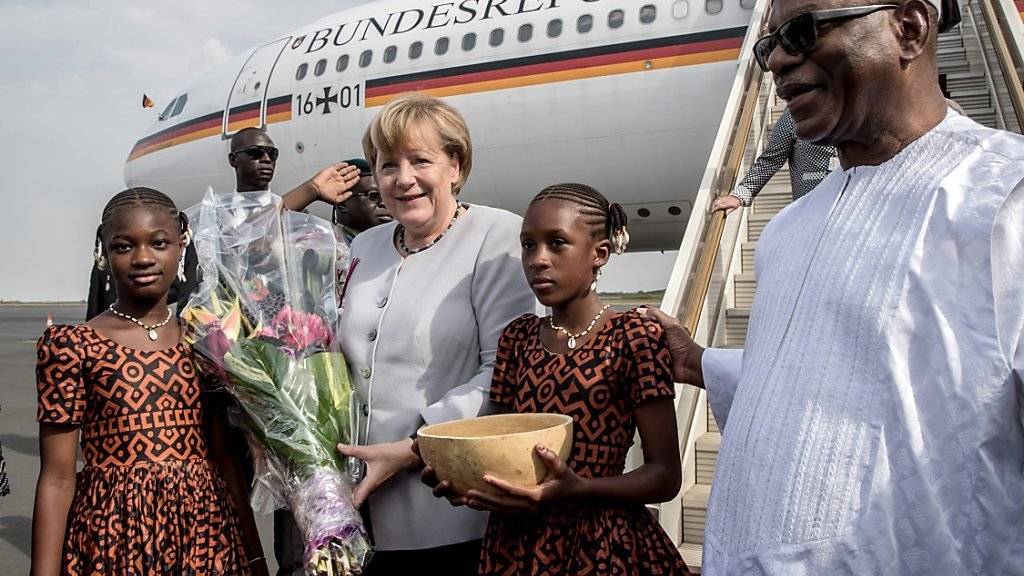 Merkel bei ihrer Ankunft in Mali, rechts der malische Präsident Keita.