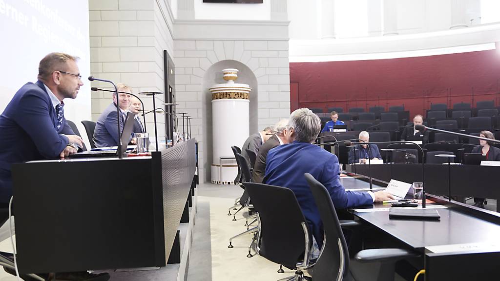 Der Informationschef Andreas Töns (links) von der Staatskanzlei an einer Pressekonferenz des Luzerner Regierungsrates. (Archivaufnahme)