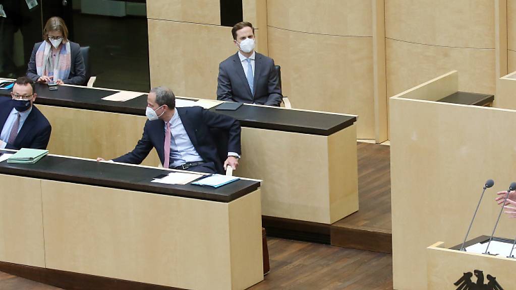 Volker Bouffier (CDU), Ministerpräsident in Hessen, spricht vor dem Bundesrat, während Jens Spahn (CDU, 2.v.l.), Bundesgesundheitsminister, den Ausführungen folgt. Foto: Wolfgang Kumm/dpa