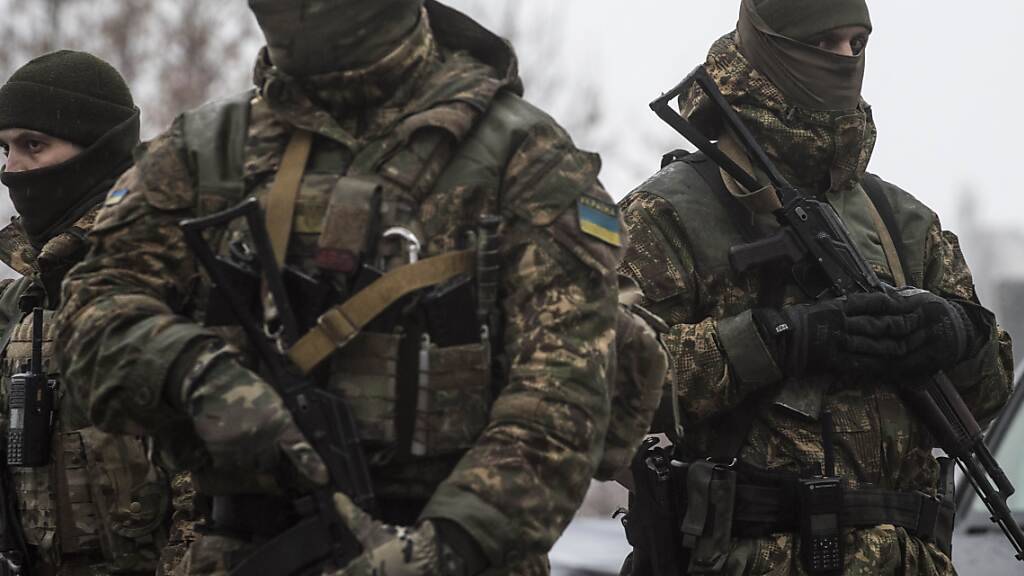 ARCHIV - Ukrainische Soldaten patrouillieren an einem Stützpunkt im Oblast Donezk (Archiv). Foto: Evgeniy Maloletka/AP/dpa