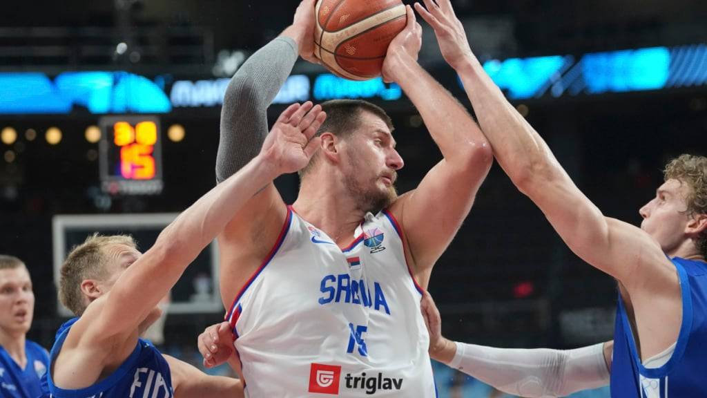 Die finnischen Verteidiger machen Serbiens Star Nikola Jokic das Leben schwer