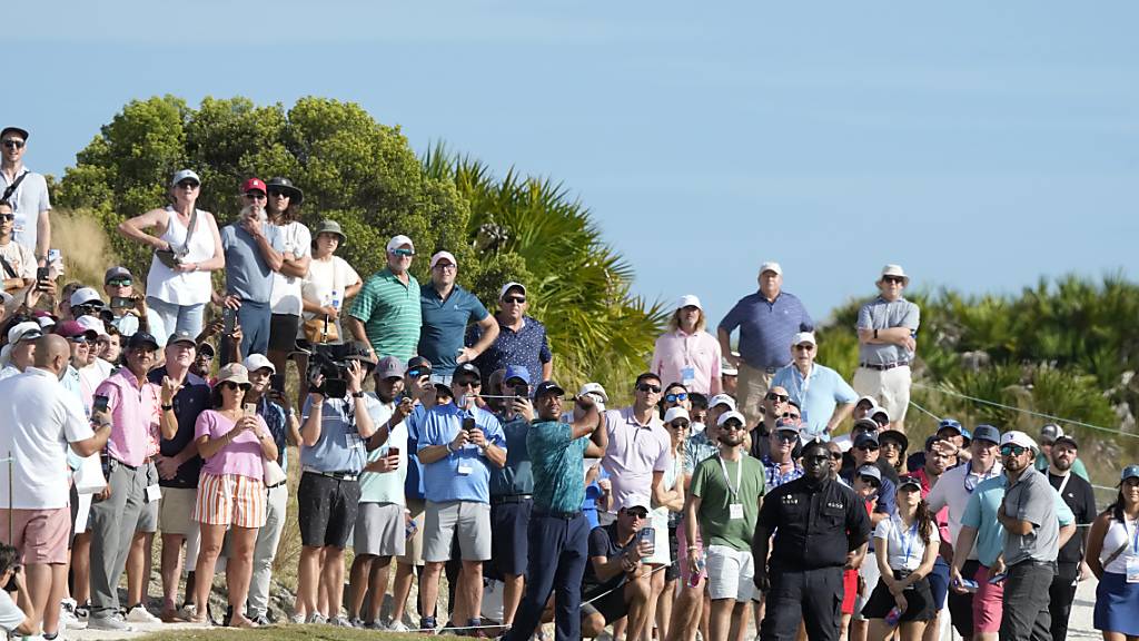 Wie immer von vielen Zuschauern bewundert: Tiger Woods bei seinem Comeback auf den Bahamas