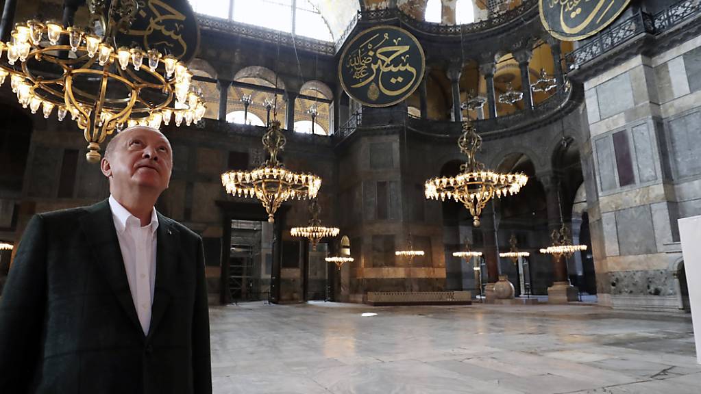 ARCHIV - Recep Tayyip Erdogan, Präsident der Türkei, besucht die Hagia Sophia in Istanbul. Foto: -/Turkish Presidency/AP/dpa - ACHTUNG: Nur zur redaktionellen Verwendung und nur mit vollständiger Nennung des vorstehenden Credits