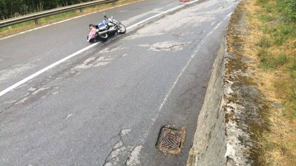 Auf der Mattertalstrasse im Wallis ist ein Motorrad mit einer Stützmauer kollidiert. Der Fahrer und die Beifahrerin wurden verletzt.