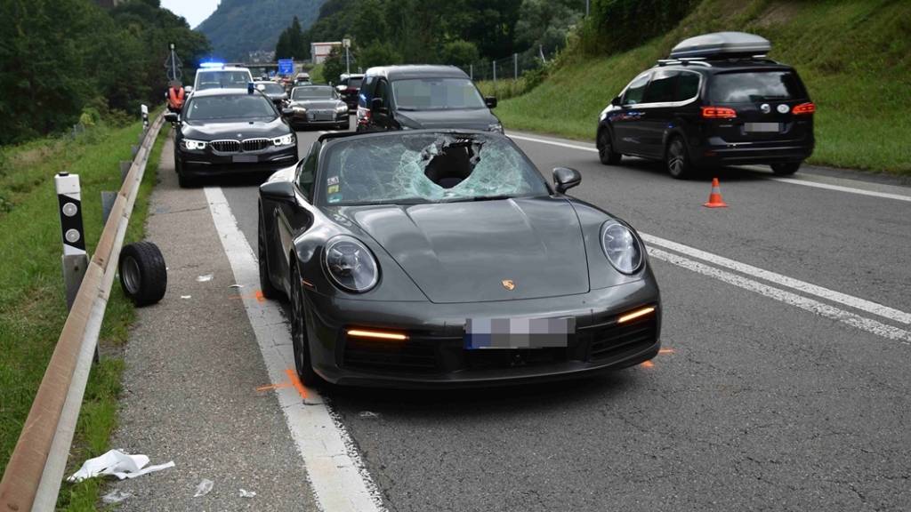 Ein Rad eines Anhängers hat sich am Samstagnachmittag in Mesocco GR gelöst und prallte in einen entgegenkommenden Porsche. Die beiden verletzten Autoinsassen mussten medizinisch betreut werden.