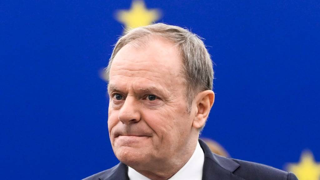 ARCHIV - Der polnische Ministerpräsident Donald Tusk hält seine Rede während der Vorstellung des Tätigkeitsprogramms der polnischen Ratspräsidentschaft im Europäischen Parlament. Tusk hat die gesamte EU-Kommission in seine Heimatstadt Danzig eingeladen. Foto: Pascal Bastien/AP/dpa