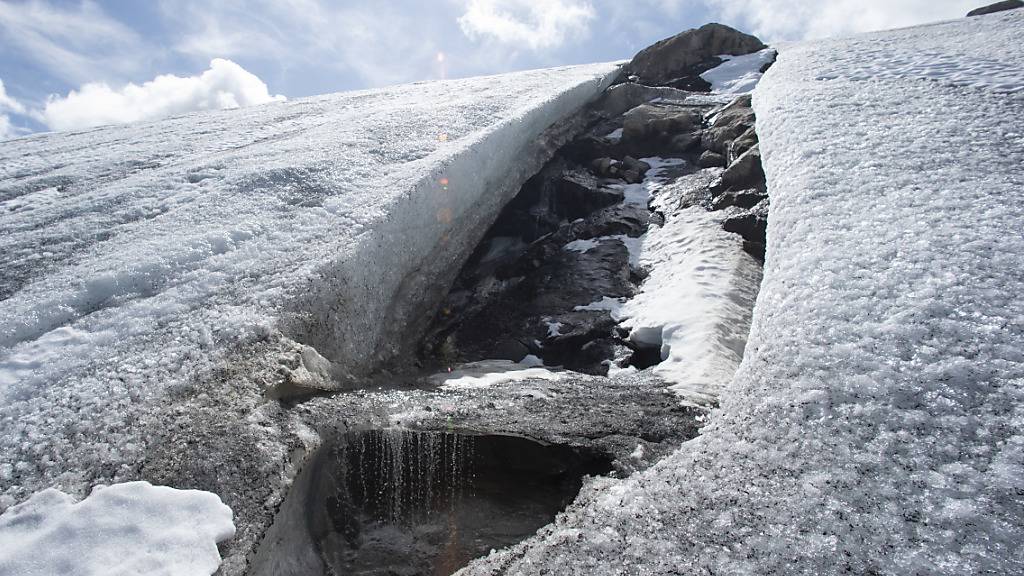 Der Basodino-Gletscher im Tessin verlor im Mittel einen halben Meter Eis im Sommer 2020. Das ist deutlich weniger als die tieferliegenden Schweizer Gletscher.