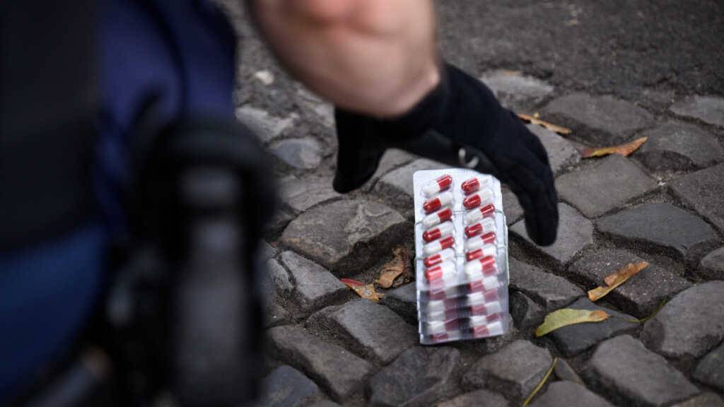ARCHIV - Deutsche Polizeibeamte beschlagnahmen Tabletten (Archivbild). Foto: Bernd von Jutrczenka/dpa