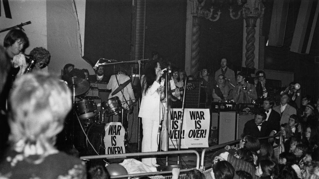 John Lennon und Yoko Ono bei einem Auftritt. (Archivbild)