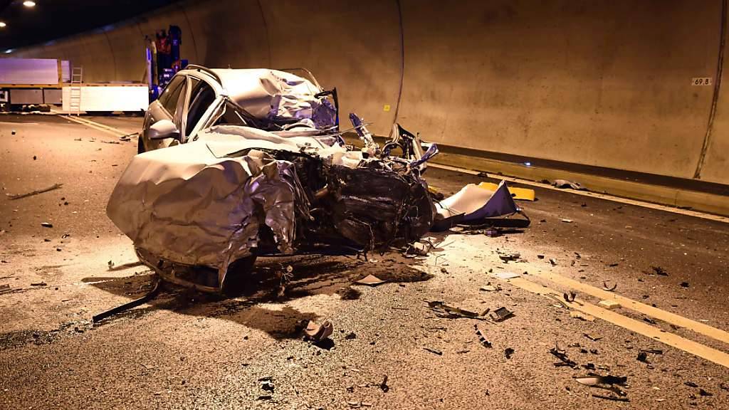 Bei Verkehrsunfällen starben im ersten Halbjahr 2017 auf Schweizer Strassen 109 Menschen, 20 mehr als in der Vorjahresperiode. (Archivbild)