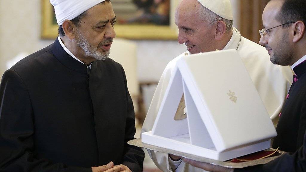 Papst Franziskus (Mitte) hat erstmals den ägyptischen Grossscheich und Imam Ahmed al-Tajeb (links) im Vatikan empfangen.