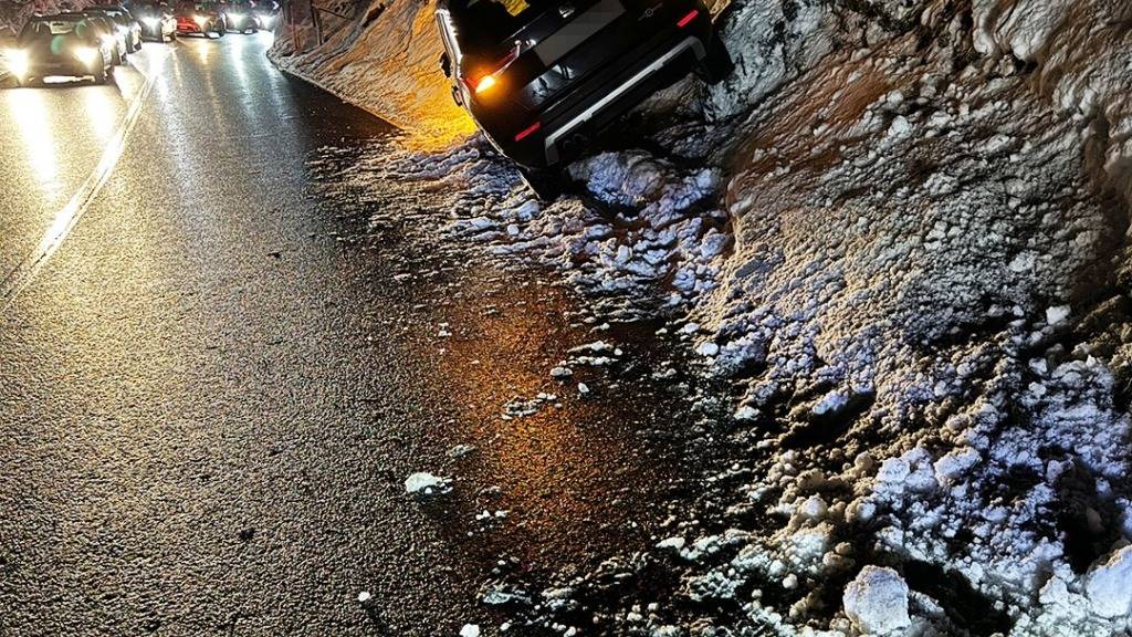 Ein 59-jähriger Autolenker kam am Montagabend auf der Brünigstrasse in Lungern von der Strasse ab und kollidierte mit einem Stein. Er blieb unverletzt.