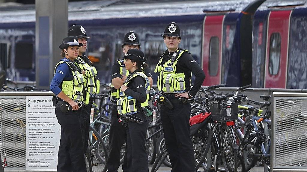 Die britische Polizei hat nach dem Anschlag in London von vergangener Woche einen weiteren Verdächtigen festgenommen. Der 17-Jährige ist der sechste Mann in Haft.