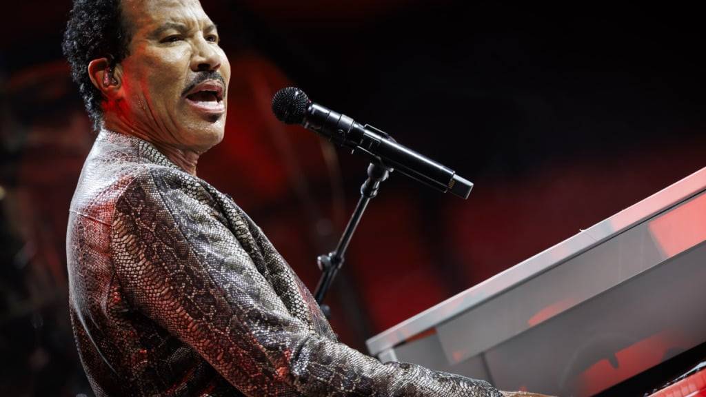 Soulsänger Lionel Richie sorgte auf der Seebühne für den Nostalgiefaktor. (KEYSTONE/Valentin Flauraud)