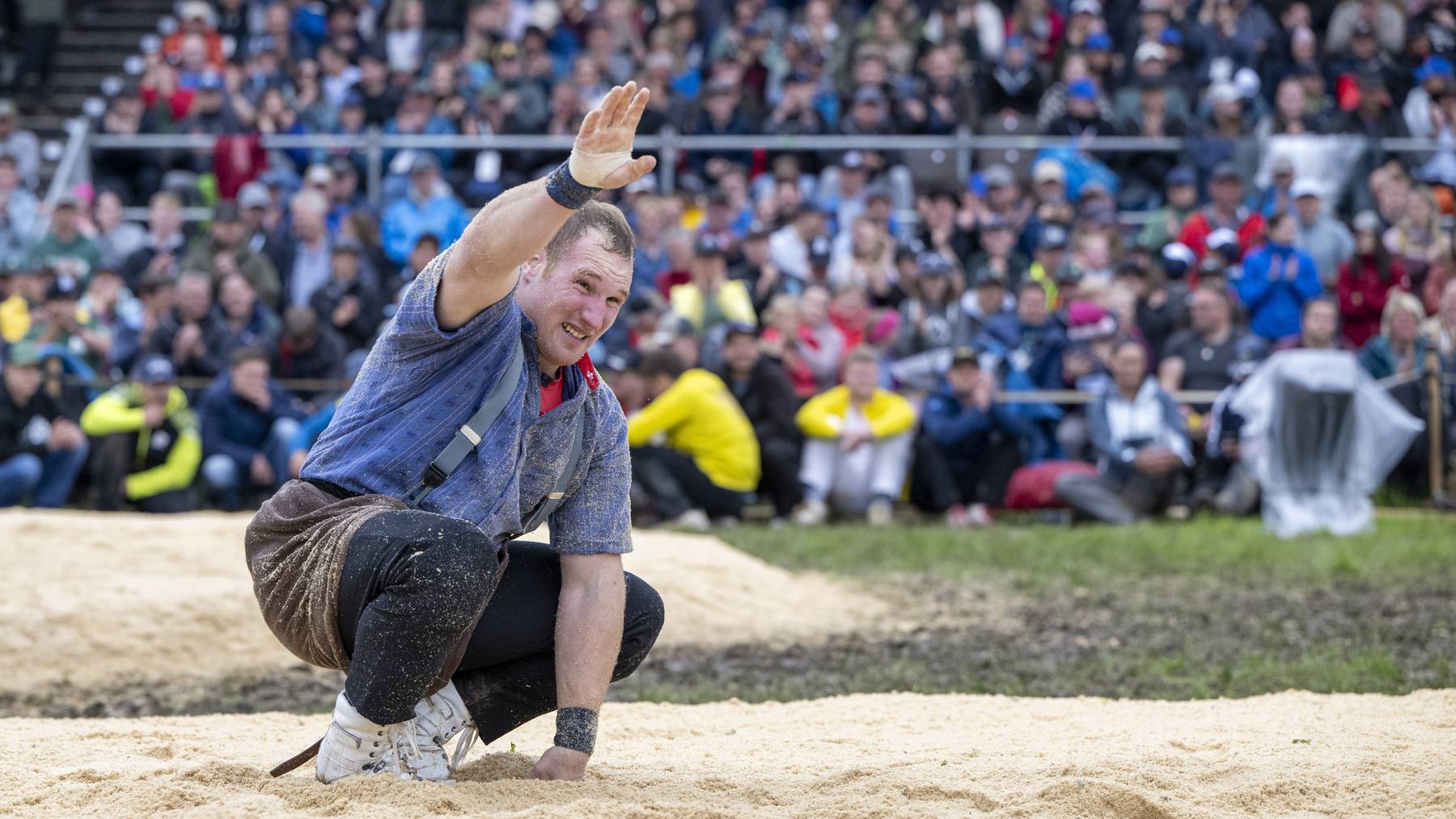 Joel Wicki feiert seinen Festsieg nach dem Schlussgang gegen Michael Werder beim Luzerner Kantonalen Schwingfest vom Sonntag, 2. Juni 2024 in Hasle