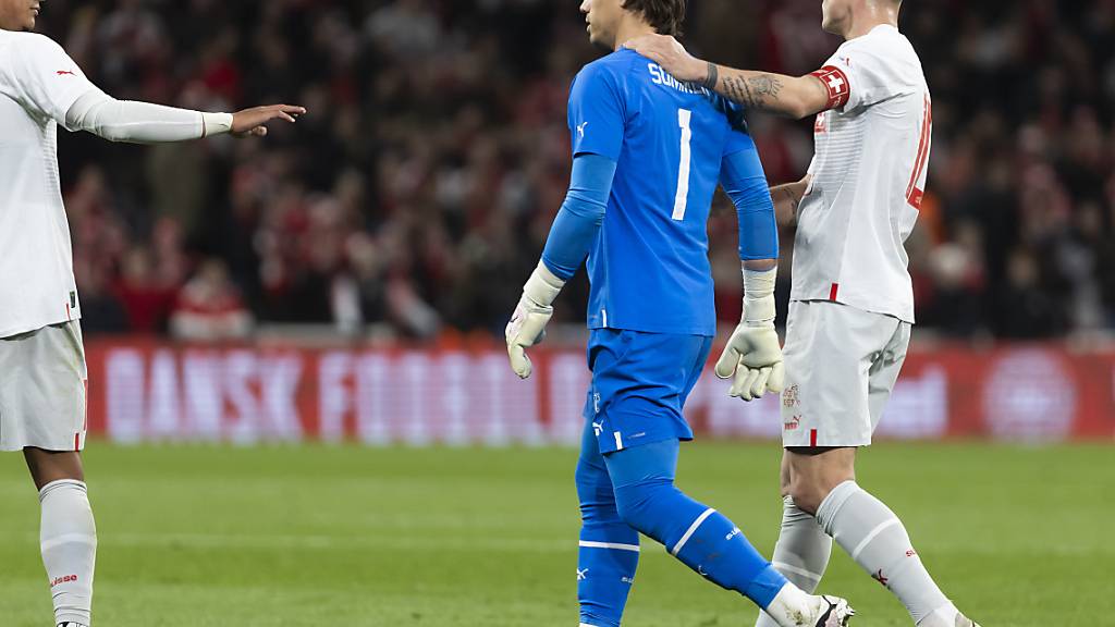 Yann Sommer wird beim Testspiel gegen Dänemark von Granit Xhaka vom Platz begleitet