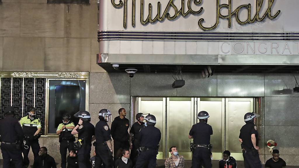 Polizisten verhaften eine Gruppe von Demonstranten an der Radio City Music Hall in New York. Foto: Seth Wenig/AP/dpa