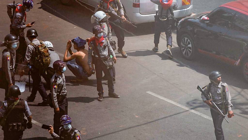 Polizisten nehmen einen Demonstranten bei einem Protest gegen den Militärputsch fest. Myanmars Polizei feuerte bei den heutigen Protesten neben Gummigeschossen auch echte Munition und setzte Tränengas und Schallbomben gegen die Anti-Putsch-Demonstranten ein. Foto: Sopa Images/SOPA Images via ZUMA Wire/dpa