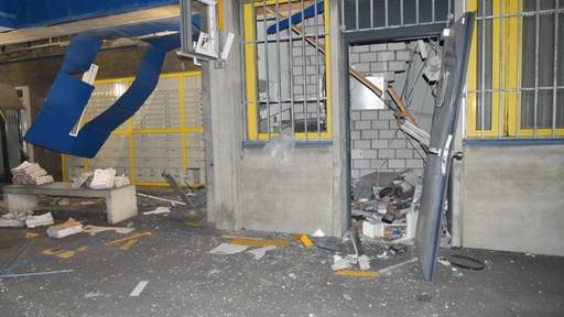 Unbekannte sprengen in Domat/Ems GR einen Postomaten