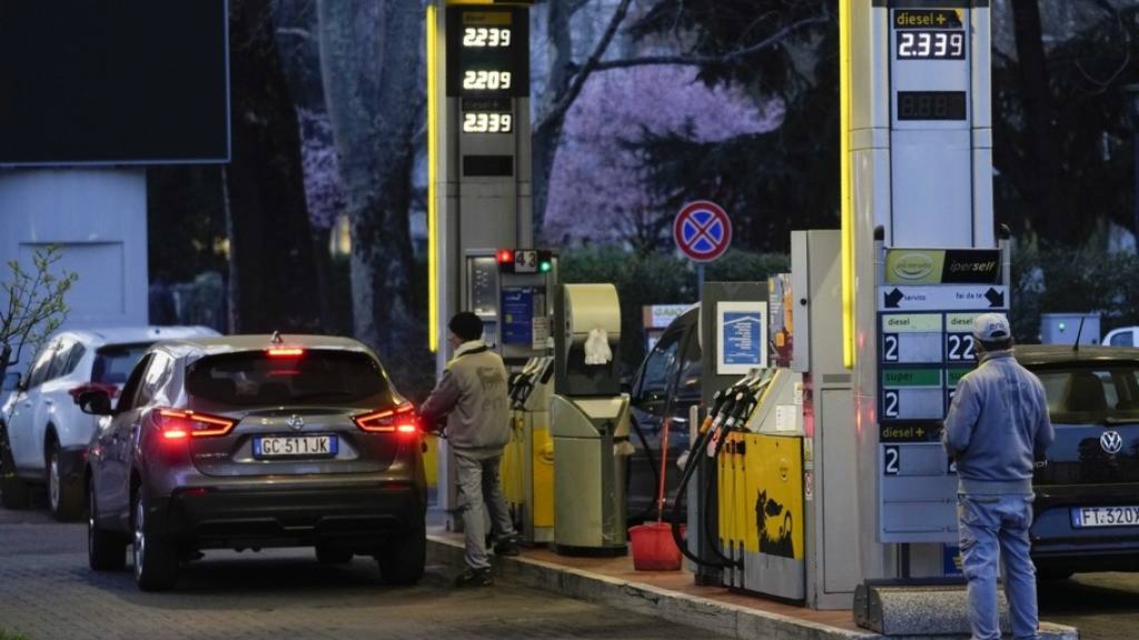 Eine Tankstelle in Mailand: Am Donnerstagmorgen kostete dort der Liter Benzin 2,40 Euro. (Archivbild)