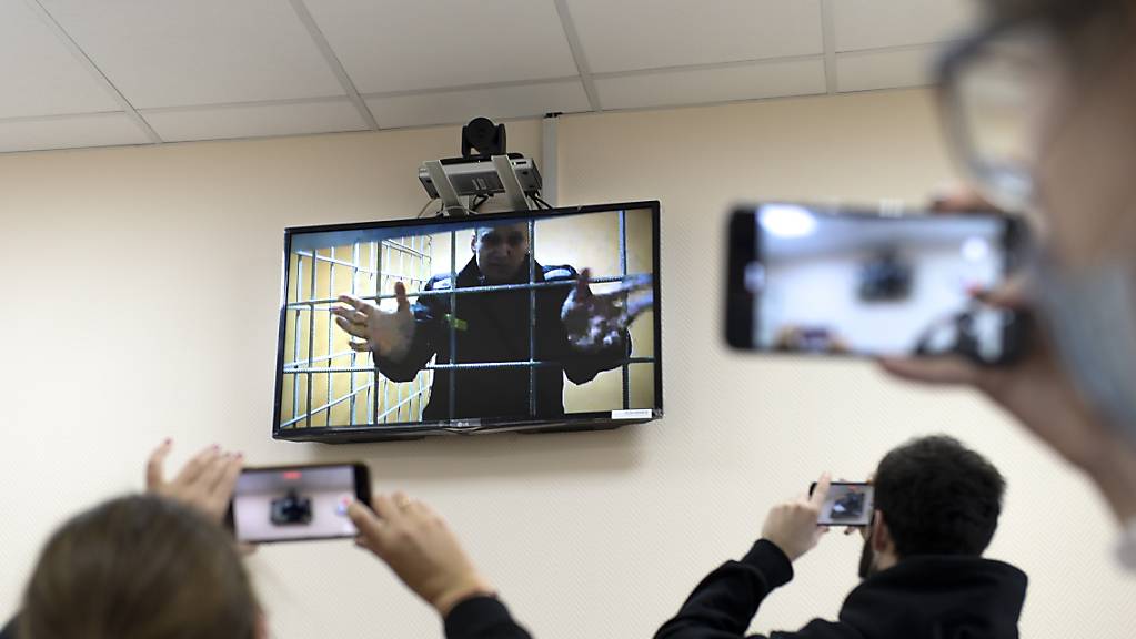 Alexej Nawalny nimmt über eine Videoverbindung der Strafvollzugsbehörde an einer Gerichtsverhandlung teil.