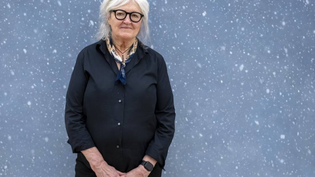 Die Künstlerin Vija Celmins vor einem ihrer Nachthimmel, die bei der Retrospektive in der Fondation Beyeler zu sehen sind.