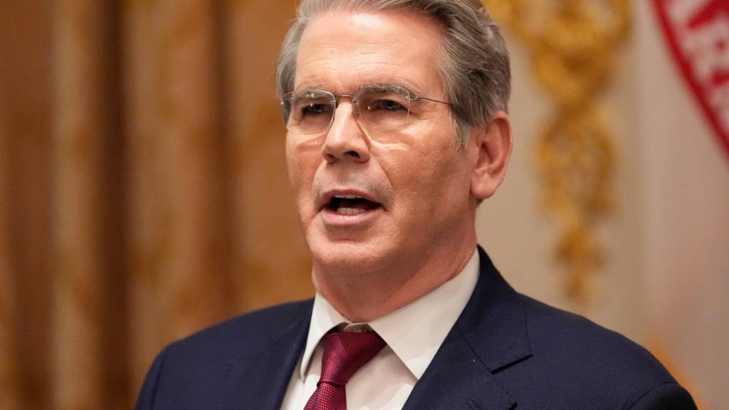 ARCHIV - US-Finanzminister Scott Bessent spricht vor einem Mittagessen von US-Präsident Trump und dem ukrainischen Präsidenten Wolodymyr Selenskyj im Kabinettssaal des Weißen Hauses. Foto: Alex Brandon/AP/dpa