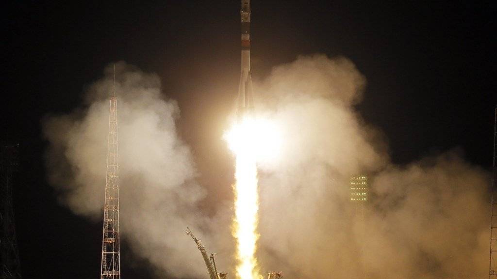Start geglückt: Die russische Sojus-Rakete startet mit drei Raumfahrern vom Weltraumbahnhof Baikonur in Kasachstan zur internationalen Raumstation ISS.