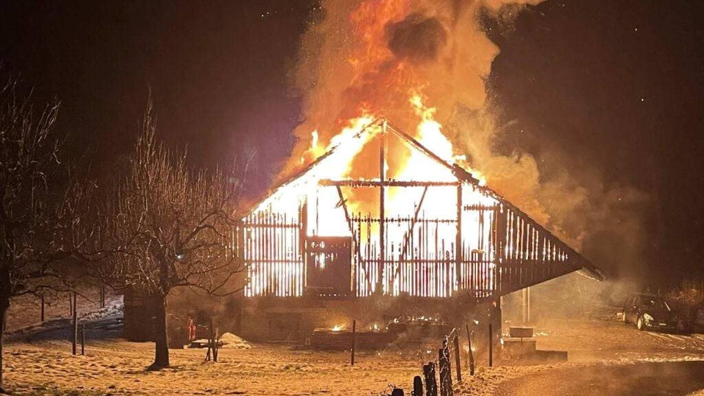 Das Feuer zerstörte das Bauernhaus in Wünnewil komplett.