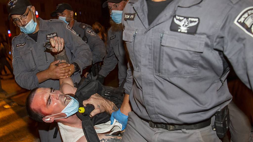 Bei einer Demonstration gegen den israelischen Regierungschef Benjamin Netanjahu in Jerusalem sind 55 Menschen festgenommen worden.