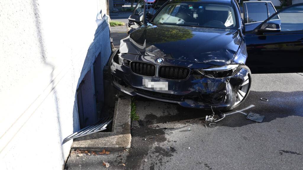 Durch den Zusammenstoss wurde das Auto der 39-Jährigen abgewiesen und prallte frontal gegen ein Gebäude.