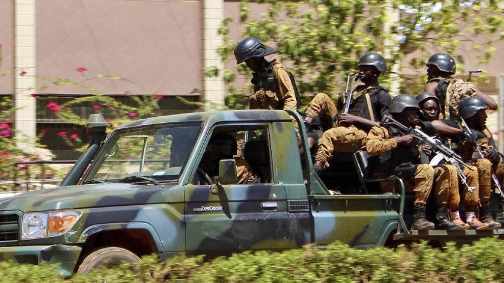 Truppen der Armee Burkina Fasos im Zentrum Ouagadougous nahe der französischen Botschaft.