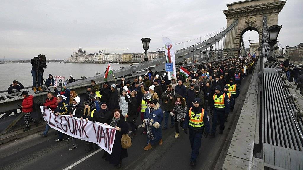 Demonstrierende in Budapest tragen ein Transparent mit der Aufschrift: «Wir haben es satt». Sie protestieren gegen ein neue Überstundengesetz und die Korruption im Umfeld der Orban-Familie.