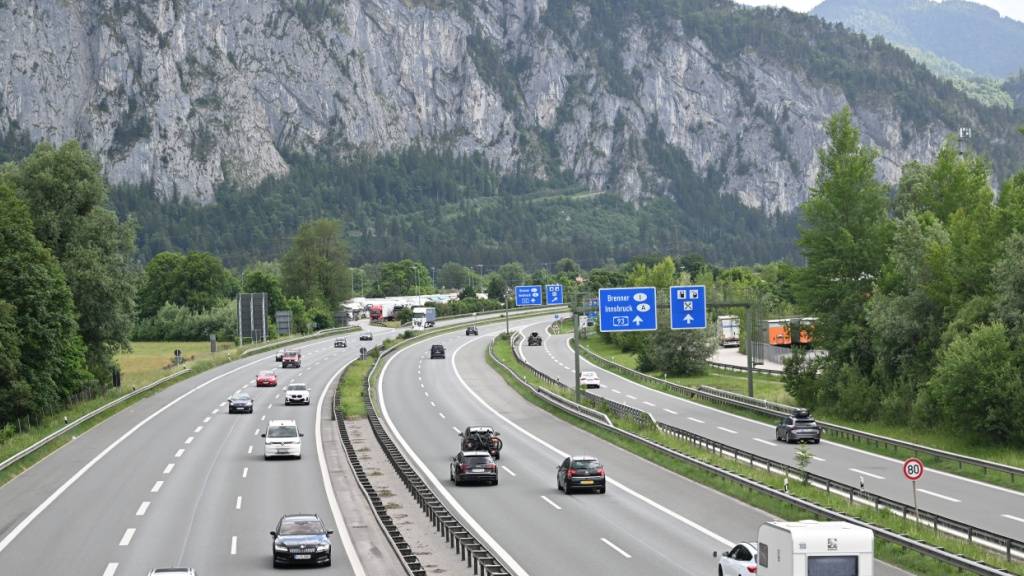 Wenige Fahrzeuge fahren auf der A93 nahe der Grenze zu Österreich. Die Brennerautobahn in Tirol, Österreich, ist für eine Anwohner-Demonstration für mehrere Stunden gesperrt. Die Anwohner protestieren gegen die seit Jahren wachsende Verkehrsflut. Foto: Felix Hörhager/dpa