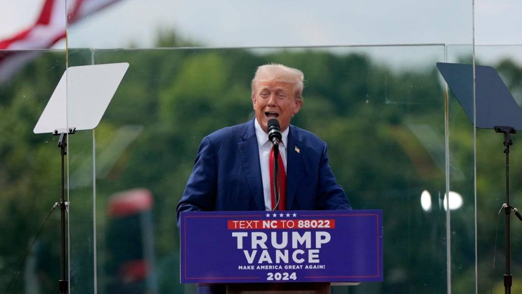 Der republikanische Präsidentschaftskandidat und ehemalige US-Präsident Donald Trump spricht während einer Wahlkampfveranstaltung im North Carolina Aviation Museum. Foto: Julia Nikhinson/AP/dpa