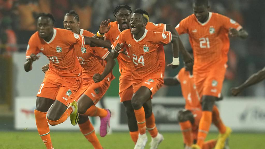 Die Spieler der Elfenbeinküste feiern den Achtelfinal-Sieg gegen Senegal