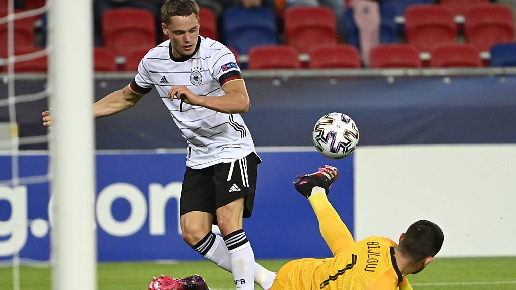 Florian Wirtz lupft den Ball ins Tor und Deutschland damit in den dritten U21-EM-Final in Folge