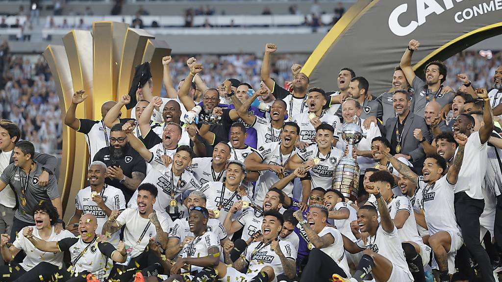 Die Spieler von Botafogo posieren nach dem Triumph an der Copa Libertadores fürs Siegerfoto