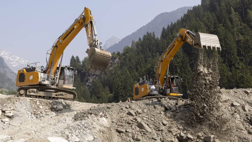 Im Wallis kommt es immer wieder zu Erdrutschen, unter anderem im Val de Bagnes, wo Murgänge eine Schmelzbrücke weggerissen haben (Archivbild).