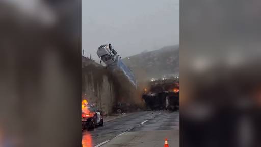 Lkw stürzt von Autobahnbrücke direkt auf zwei verunfallte Autos
