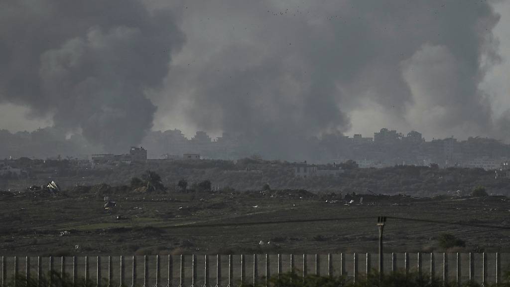 Rauch steigt nach einem israelischen Luftangriff im Gazastreifen auf. Foto: Leo Correa/AP/dpa