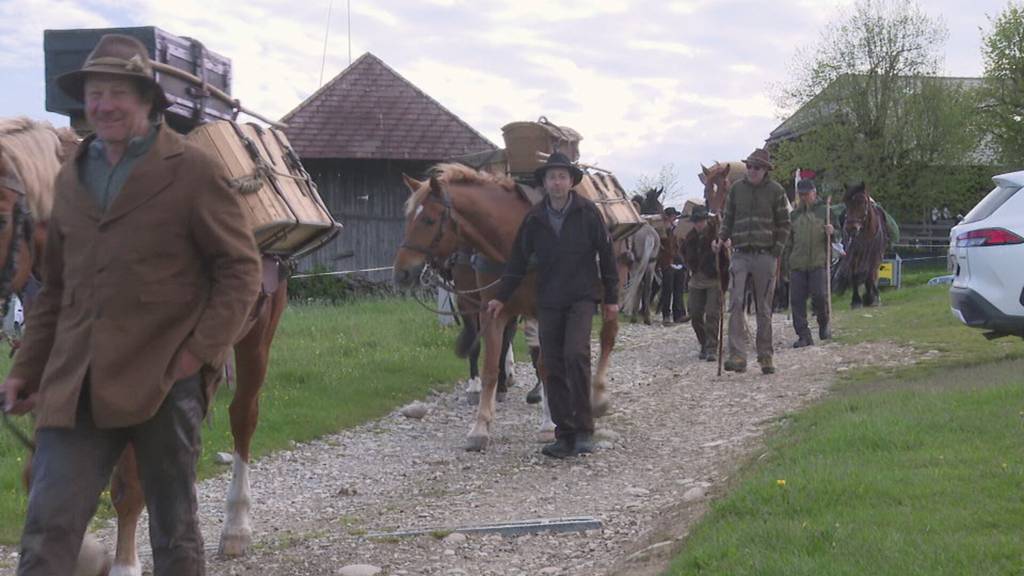 Gruppe folgt regelmässig Säumerpfaden