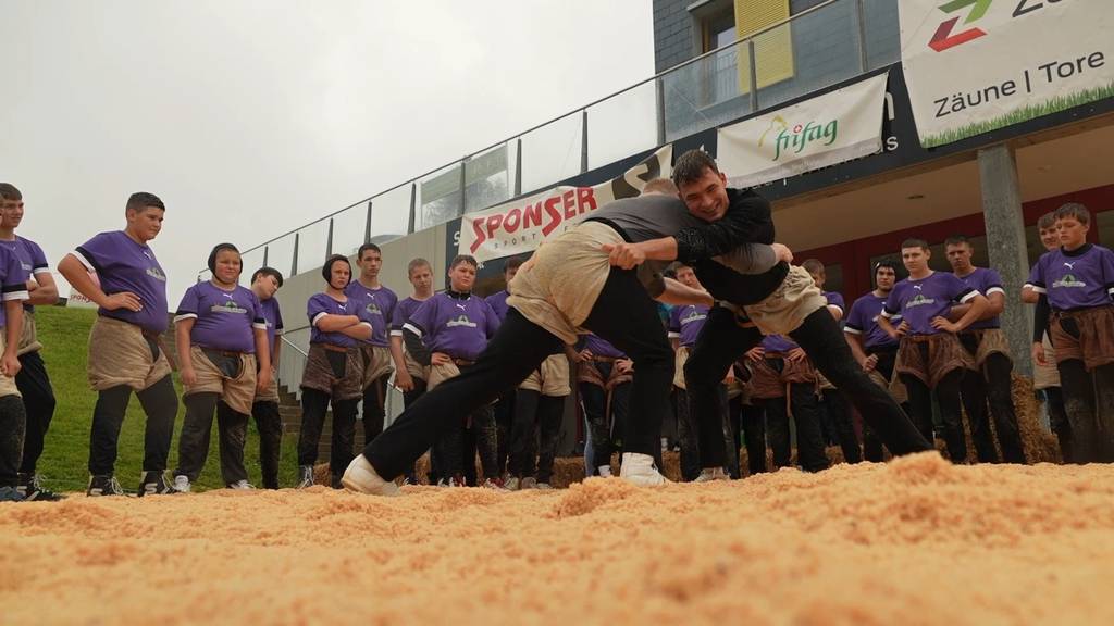 Berner Schwingstars trainieren mit dem Nachwuchs im Königscamp