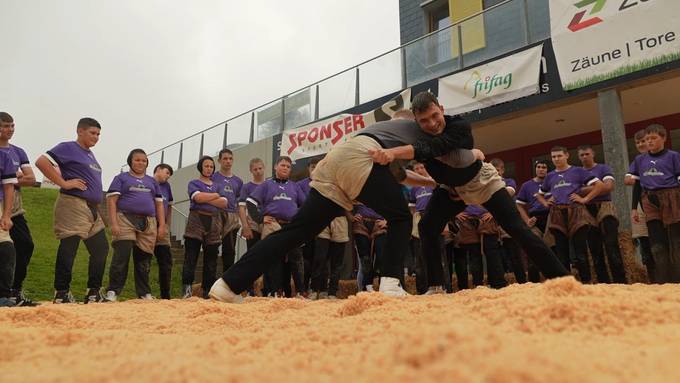 Berner Schwingstars trainieren mit dem Nachwuchs im Königscamp