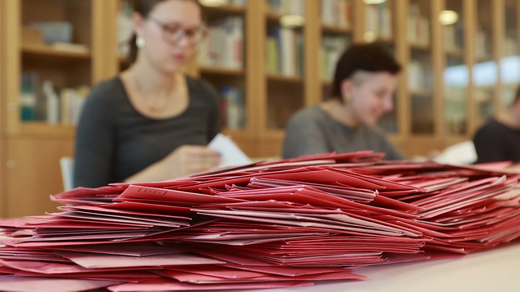 Bei der Stichwahl zum Oberbürgermeisteramt im thüringischen Nordhausen werden die Stimmen ausgezählt. Zur Wahl standen der AfD-Kandidat Jörg Prophet und der parteilose Amtsinhaber Kai Buchmann. Foto: Matthias Bein/dpa